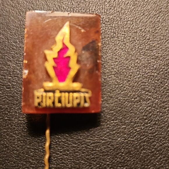 Vintage Lithuanian authentic amber pin with Pirciupis emblem - Picture 2 of 5